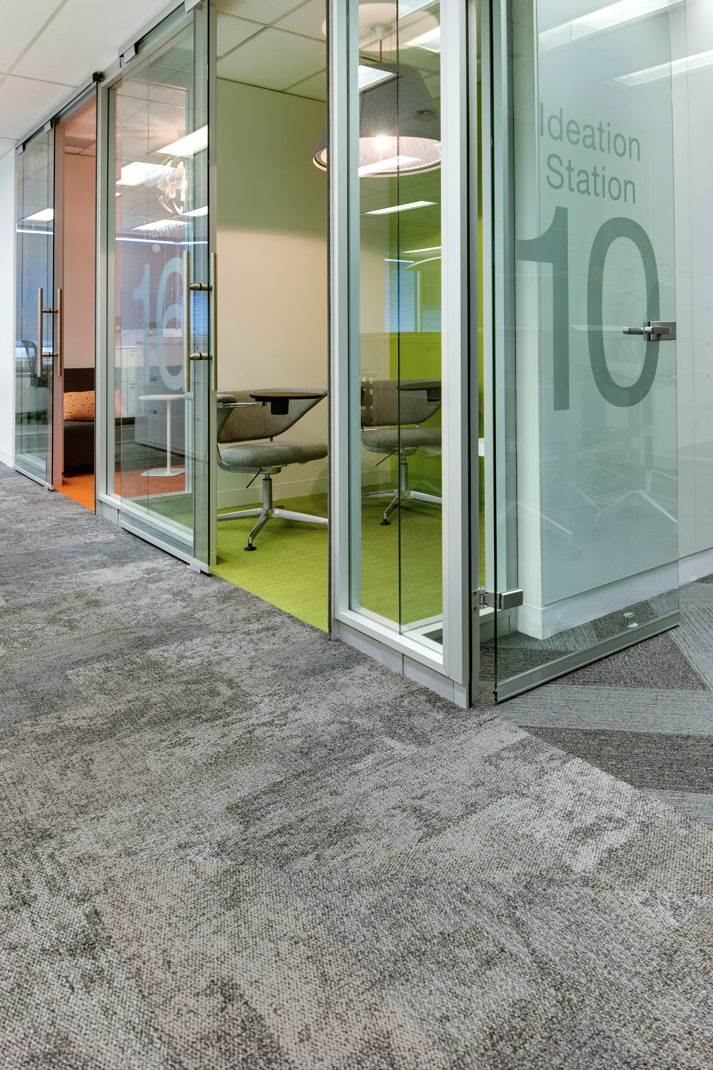 Interface Nimbus and On Line carpet tile plank in office with glass focus rooms imagen número 6